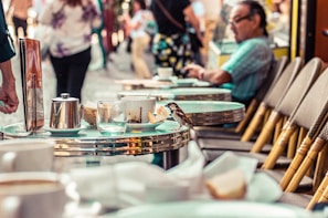 Tables de bistrot parisien à l'heure du déjeuner
