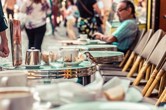 Tables de bistrot parisien à l'heure du déjeuner