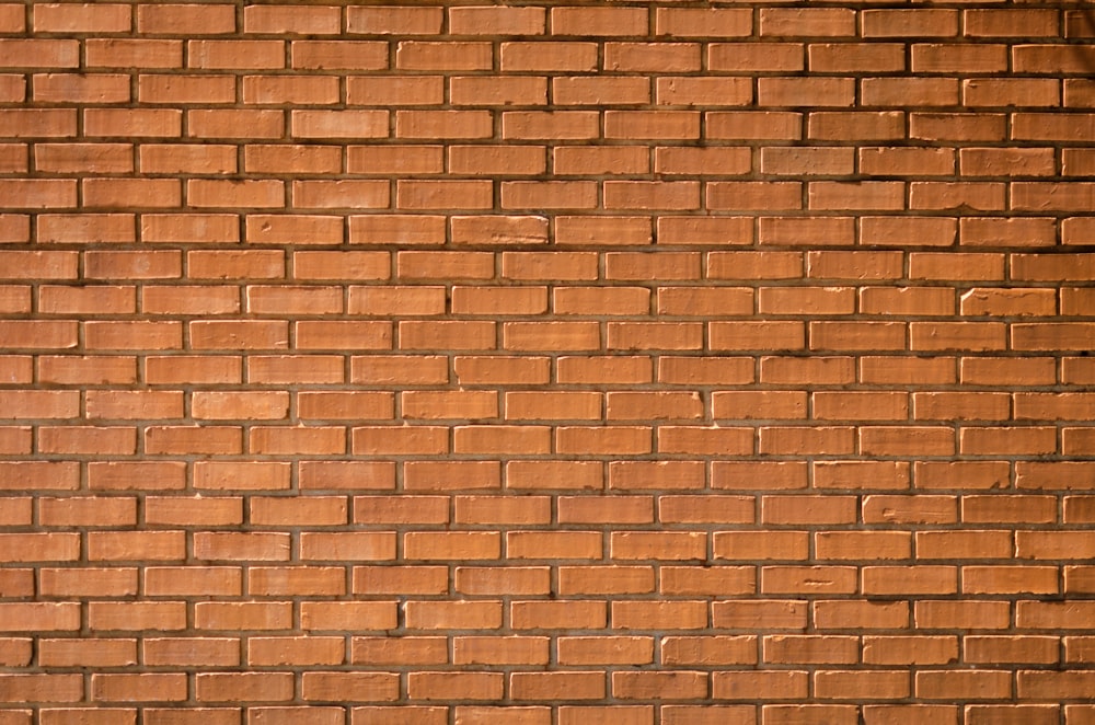 Fotografía de primer plano de la pared de ladrillo marrón