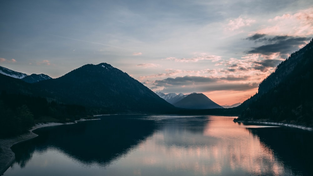 silhouette di montagna accanto allo specchio d'acqua