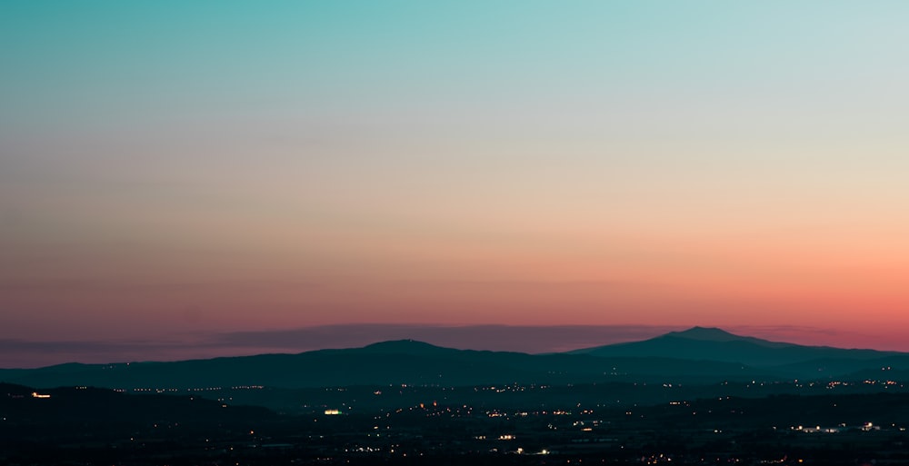 catena montuosa sotto il cielo azzurro