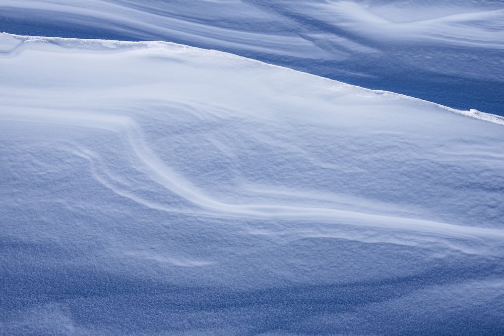 photo à vol d’oiseau d’un champ de paysage recouvert de neige