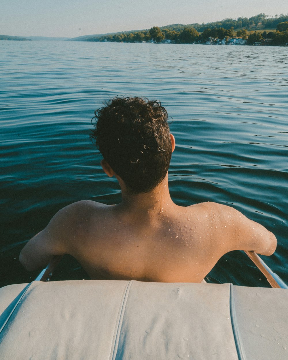 homme demi-bain dans le plan d’eau