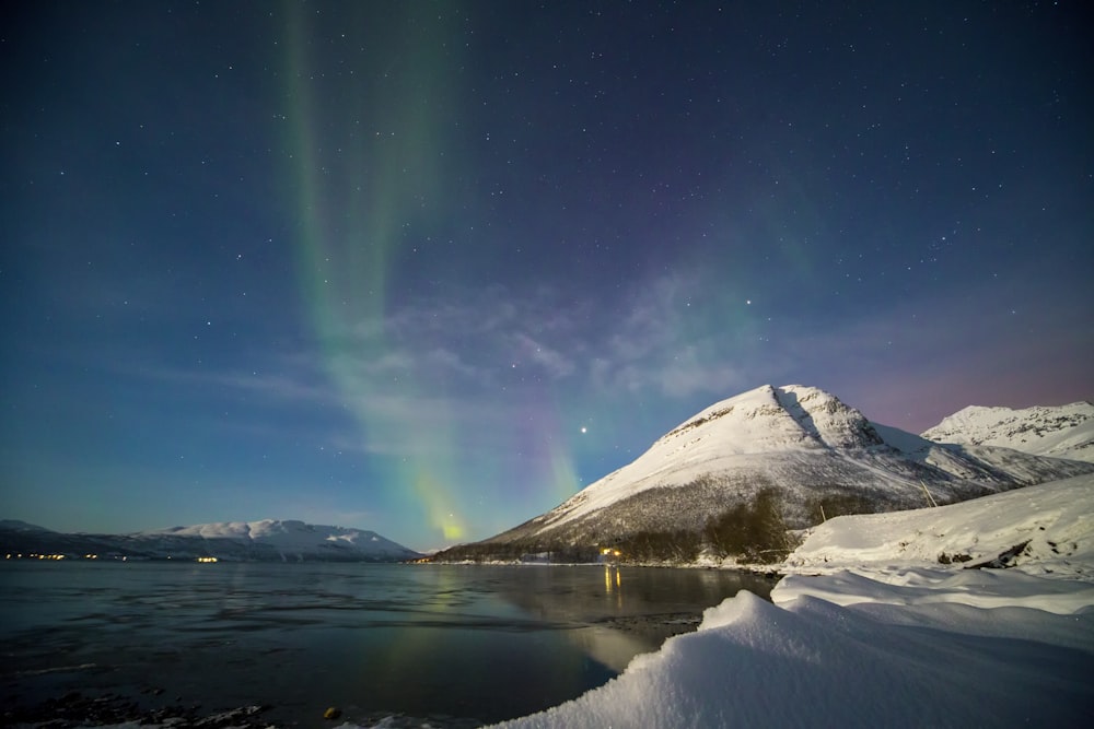 Aurora boreal en el cuerpo de agua durante el día