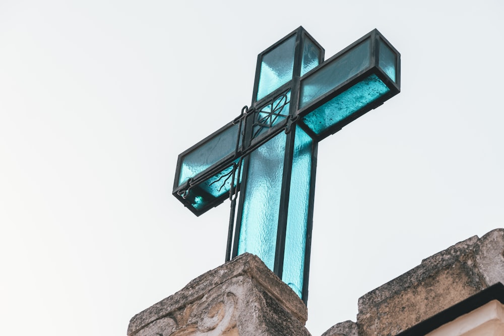 Decoración de cruz de vidrio con marco de metal negro