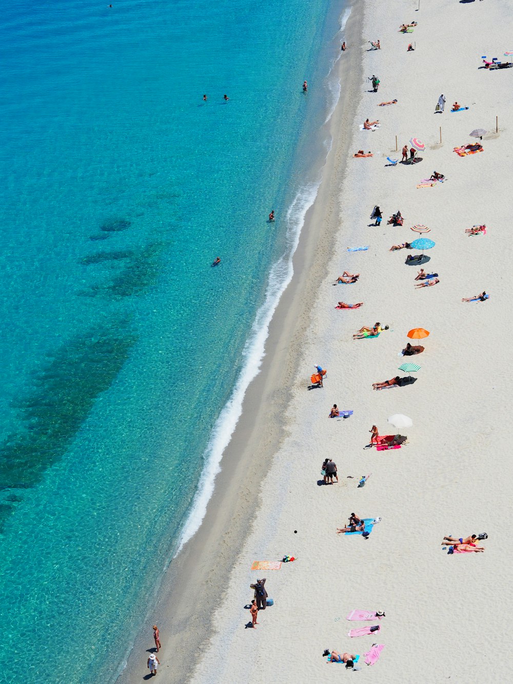 Foto a vista de pájaro de gente en la playa