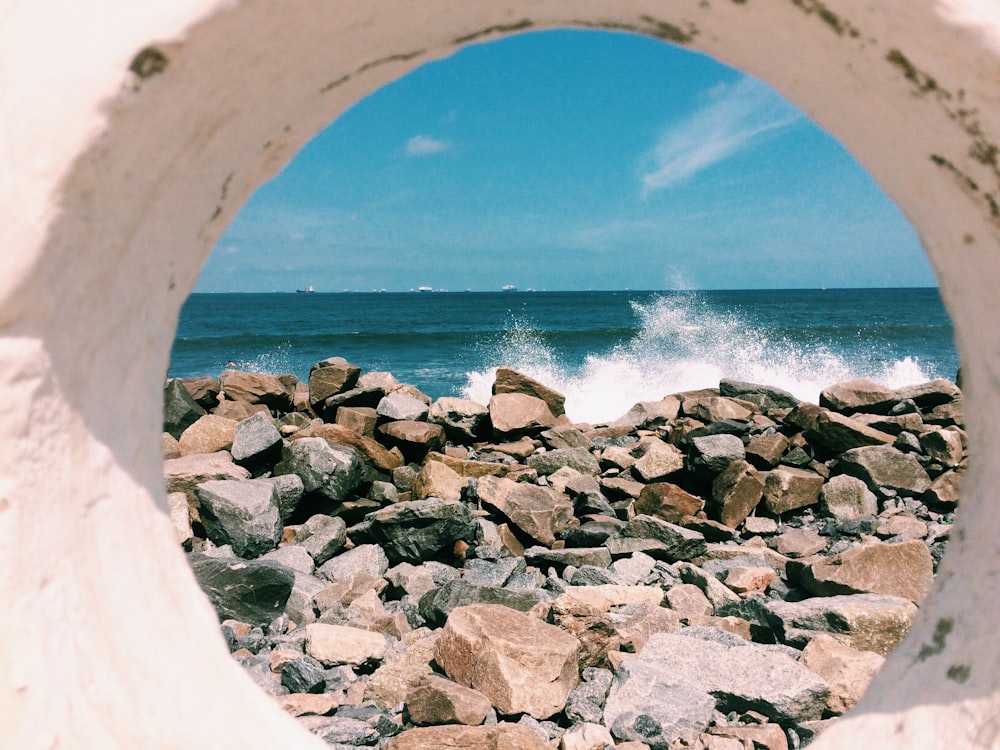 body of water splashed on rocks