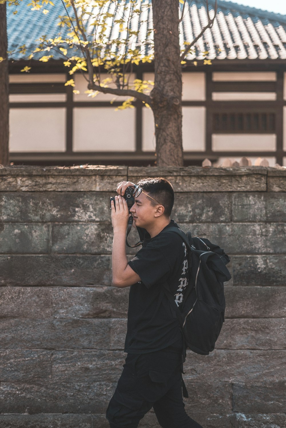 Mann mit DSLR-Kamera beim Fotografieren