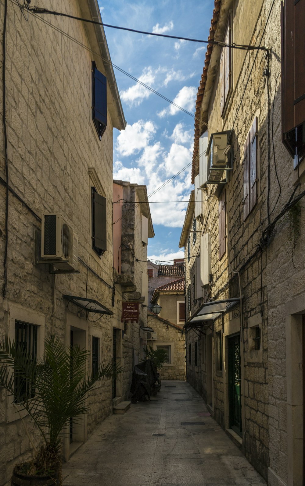 Gasse in der Nähe von Häusern