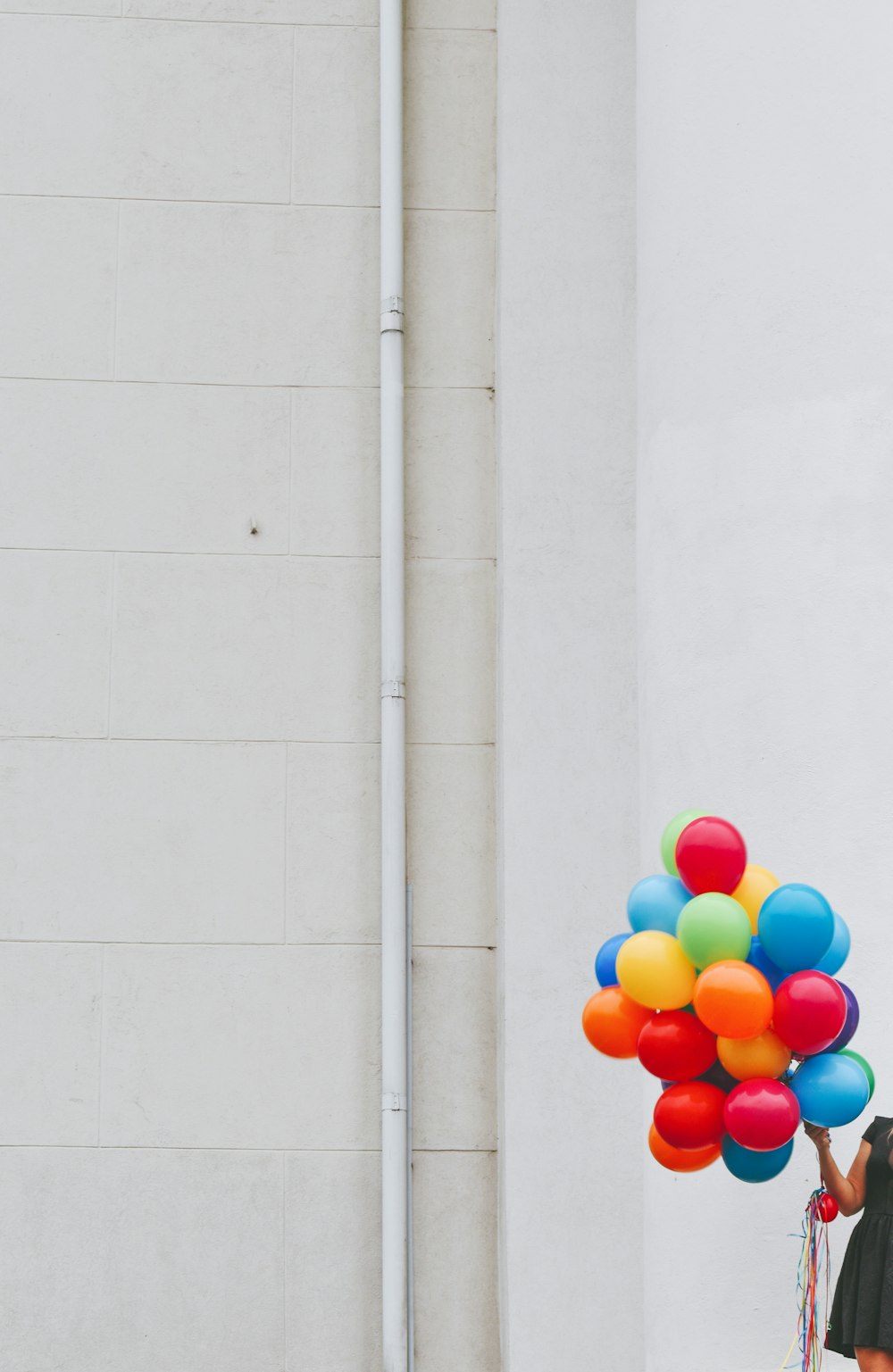 Mujer sosteniendo globos