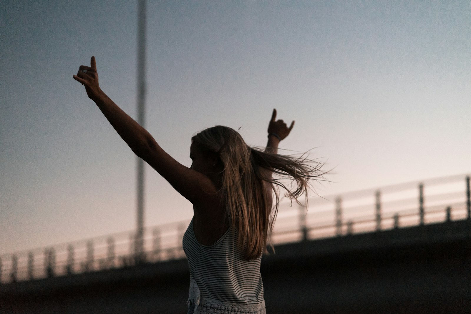 Sony a7 + Sony FE 85mm F1.8 sample photo. Woman raising his hands photography