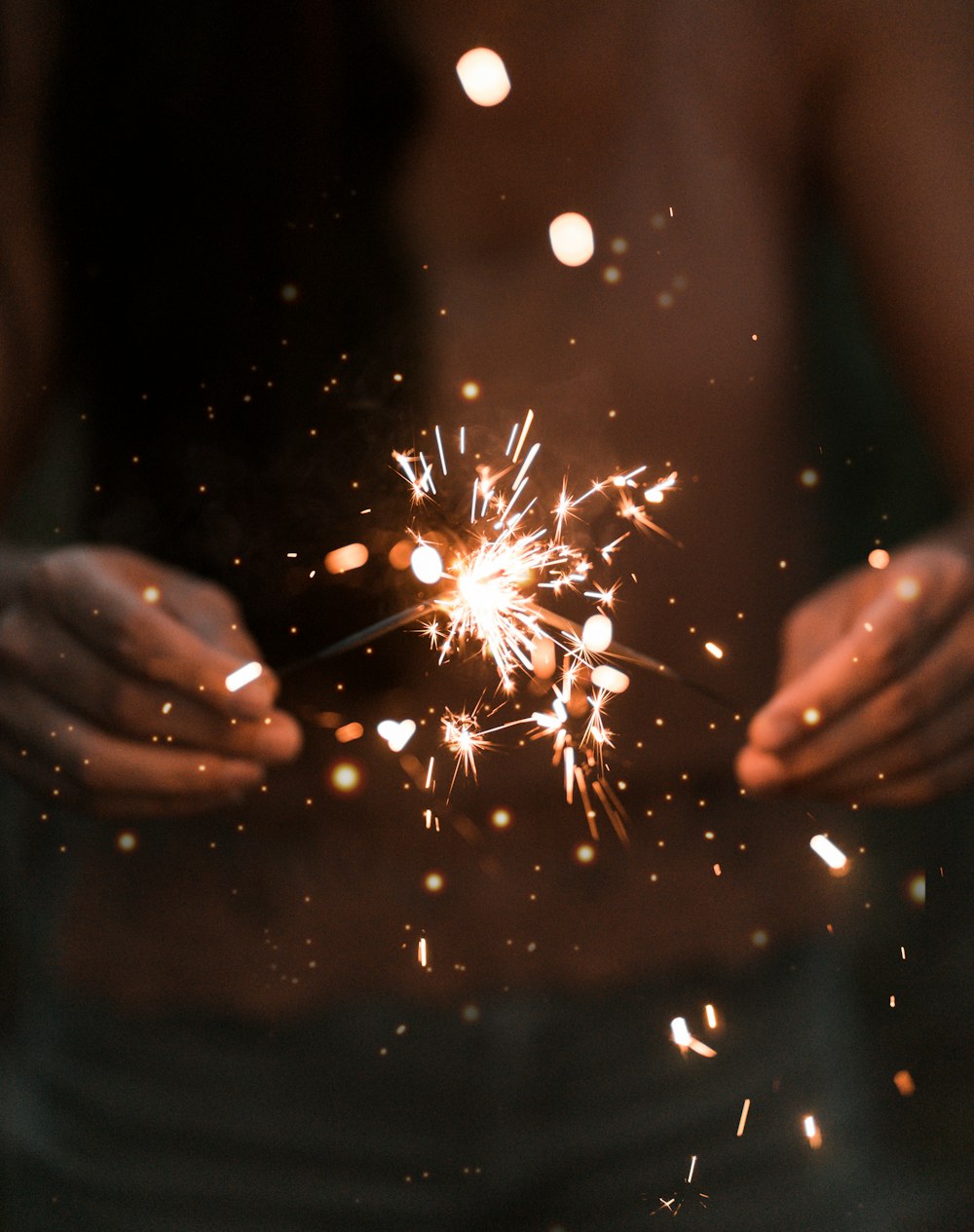 Persona que sostiene fuegos artificiales