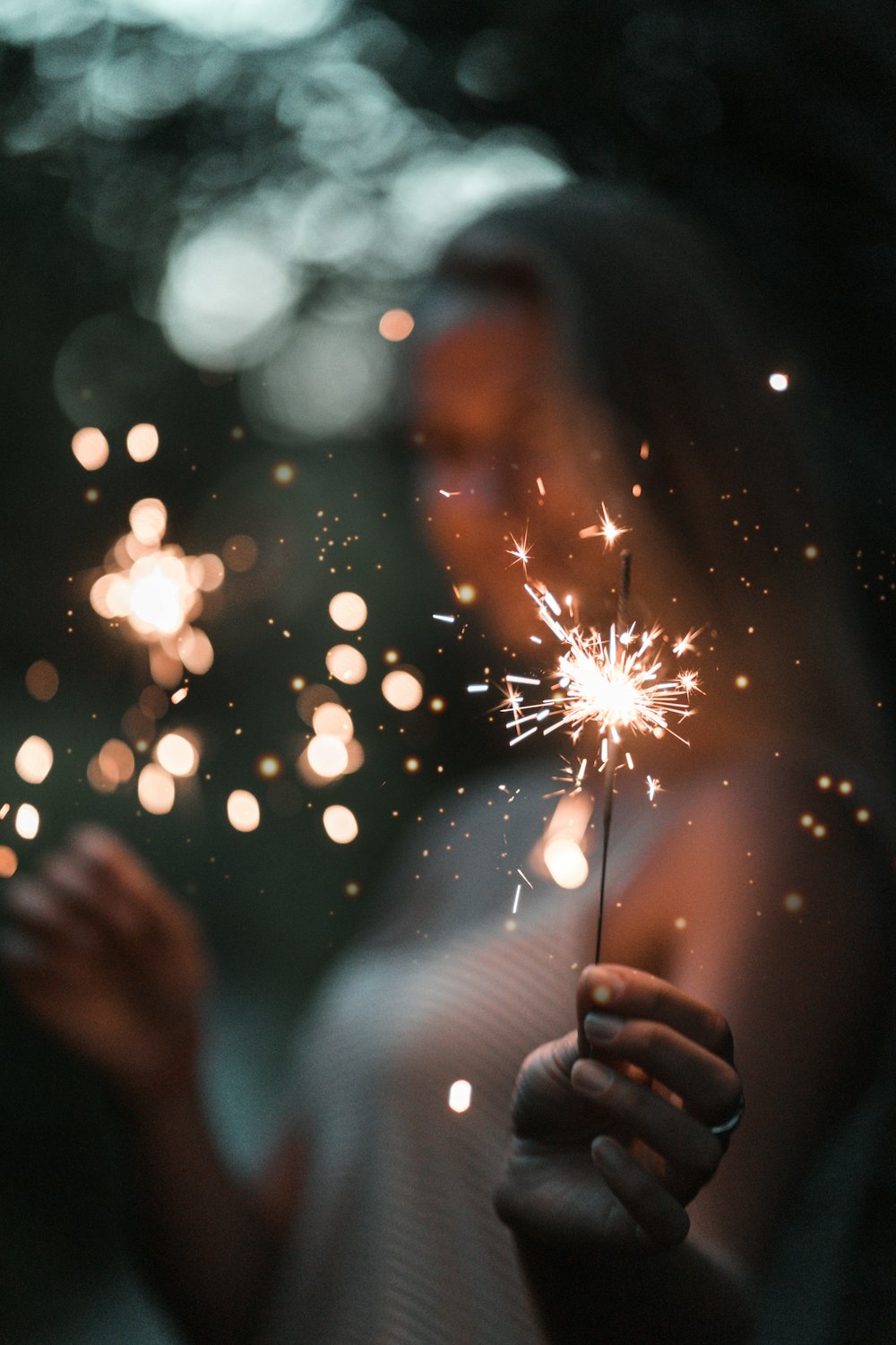 Donna che tiene un petardo nella fotografia a fuoco selettivo