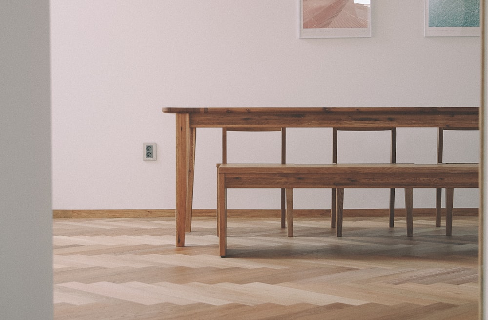 tavolo da pranzo e sedia in legno marrone