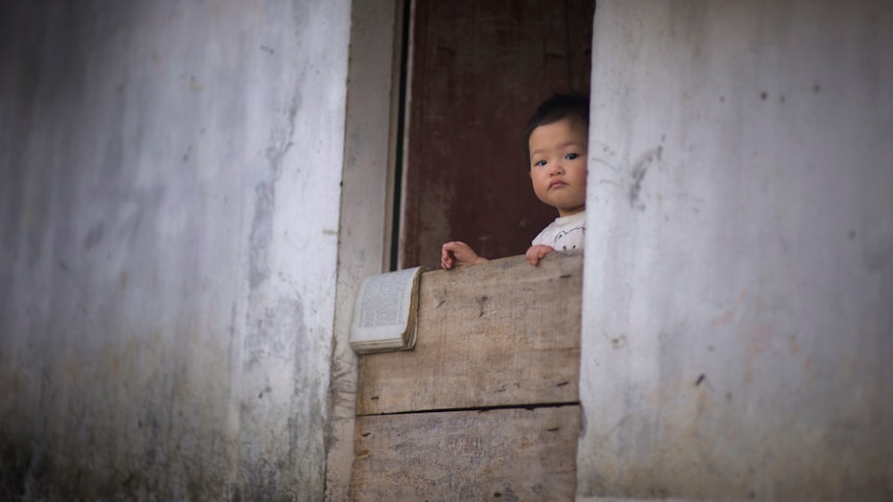 Kleinkind steht in der Nähe einer blockierten Tür