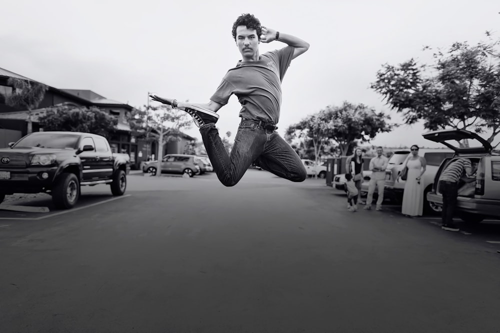 photo de saut en niveaux de gris d’un homme