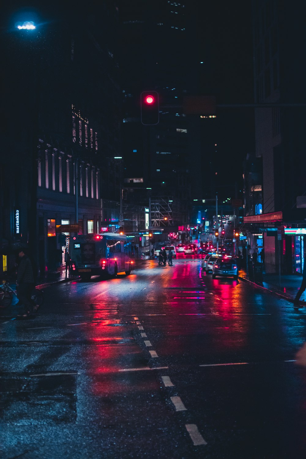 Carretera de hormigón al lado del edificio