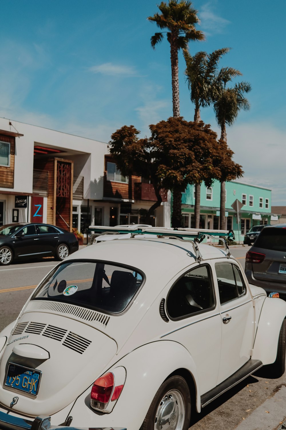 Une Volkswagen Coccinelle se gare à côté du trottoir