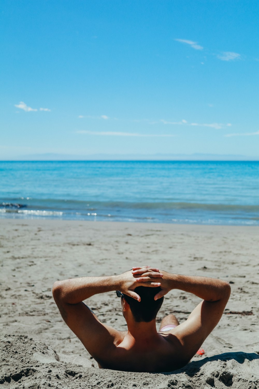 homme penché sur la plage