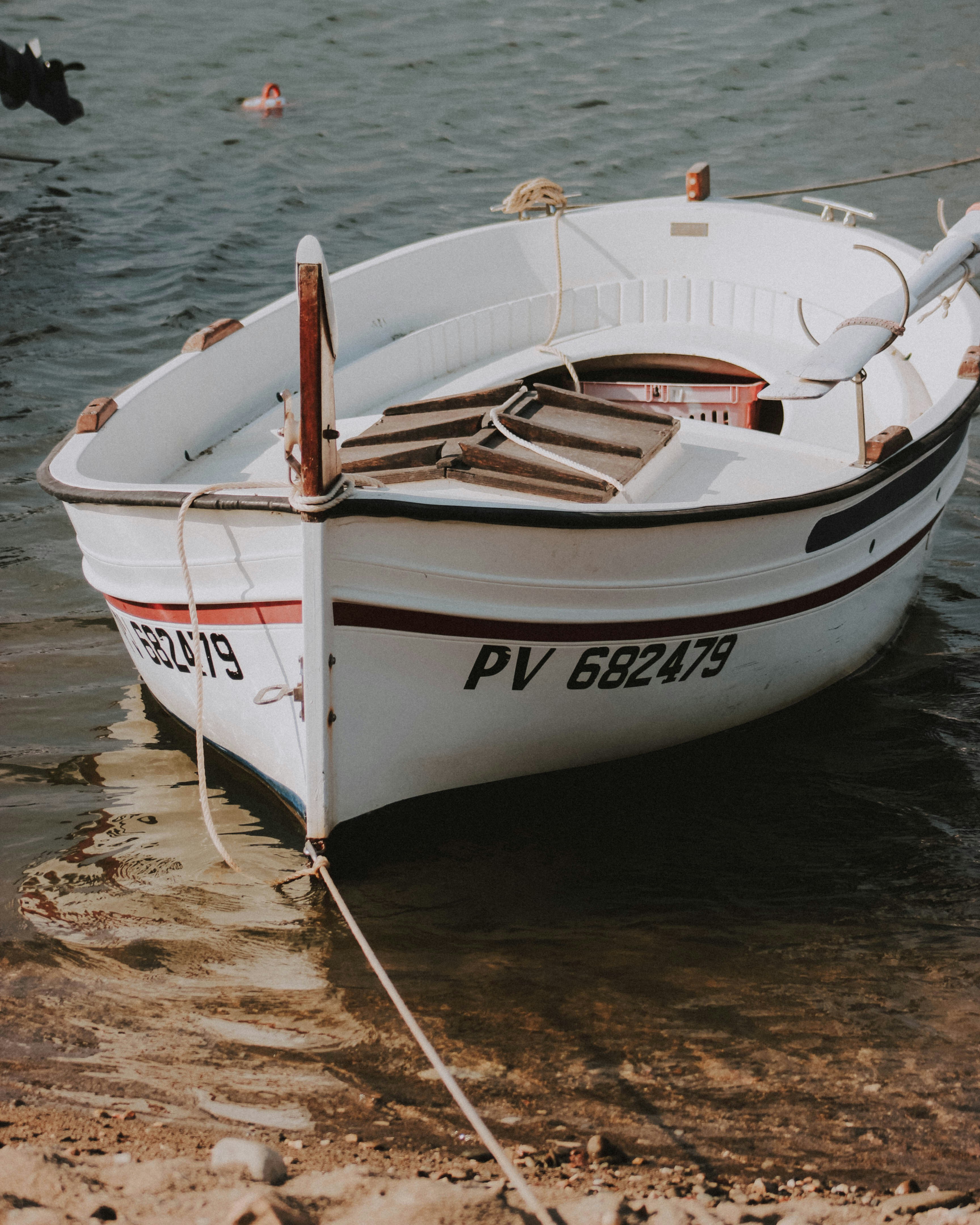 白と茶色の手漕ぎボートの写真 Unsplashで見つけるボートの無料写真