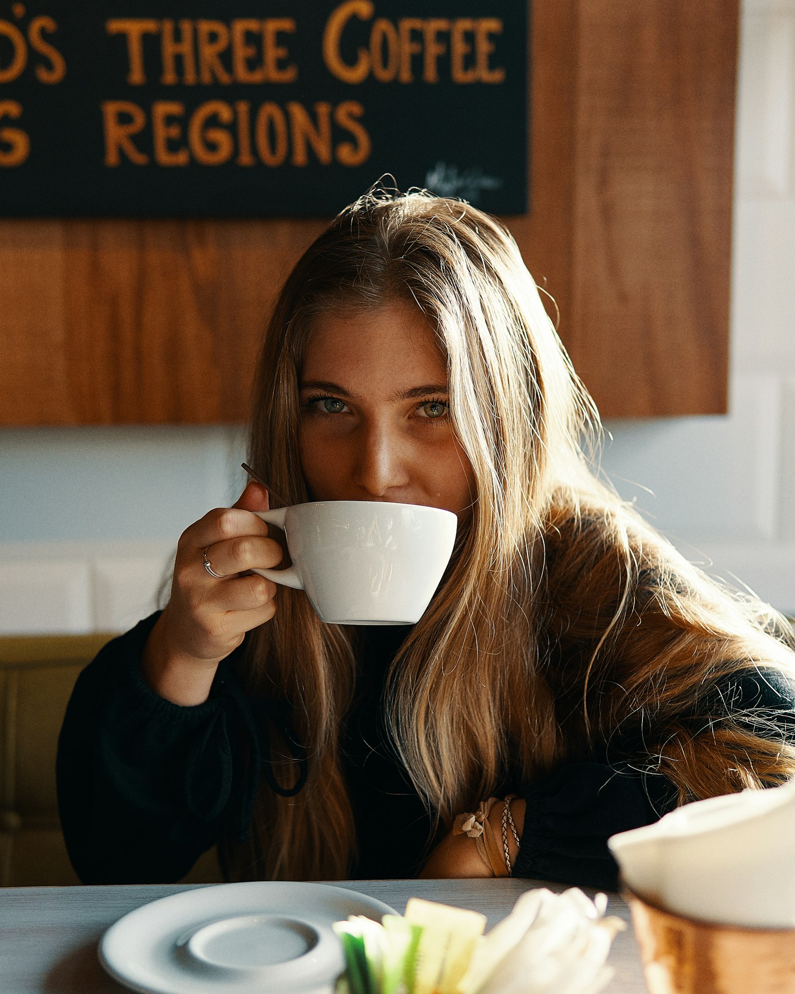 Sigma 30mm F1.4 DC DN | C sample photo. Woman holding white ceramic photography