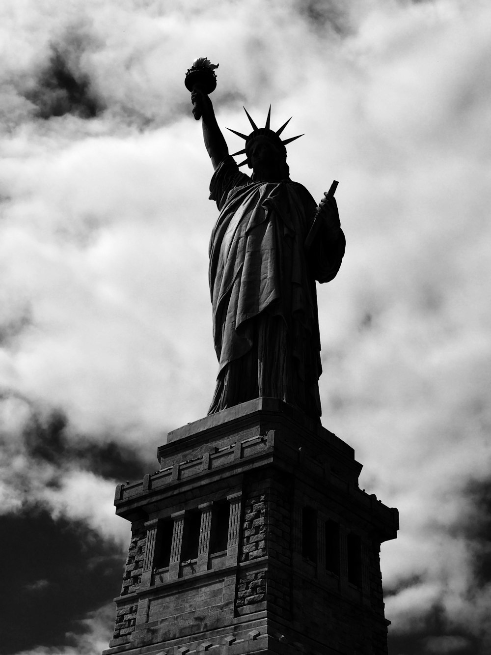 foto en escala de grises de ángulo bajo de la Estatua de la Libertad