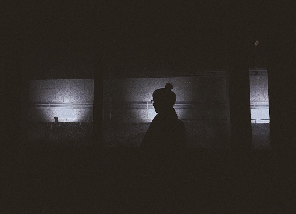 silhouette di persona in camera