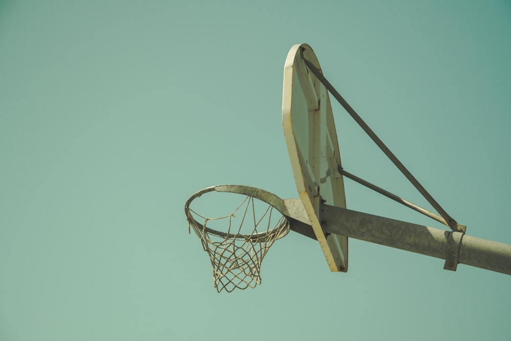 ベージュのバスケットボールフープのローアングル写真