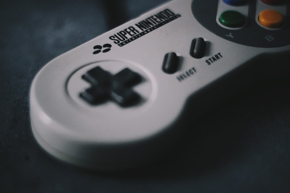 fotografia con messa a fuoco selettiva del controller SNES