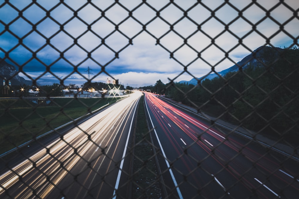 Fotografía time-lapse de un vehículo que pasa por la carretera durante el día