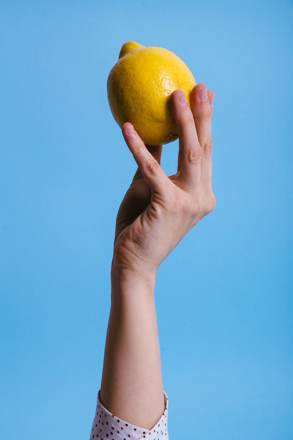Person, die Zitrone in der Hand hält