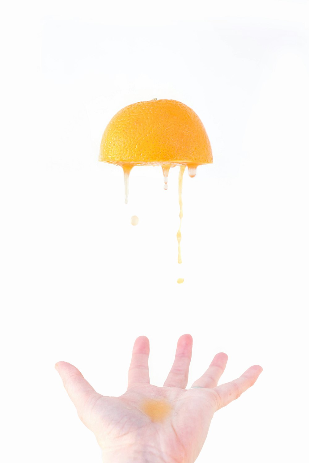水滴の入ったオレンジ色の実を持つ人