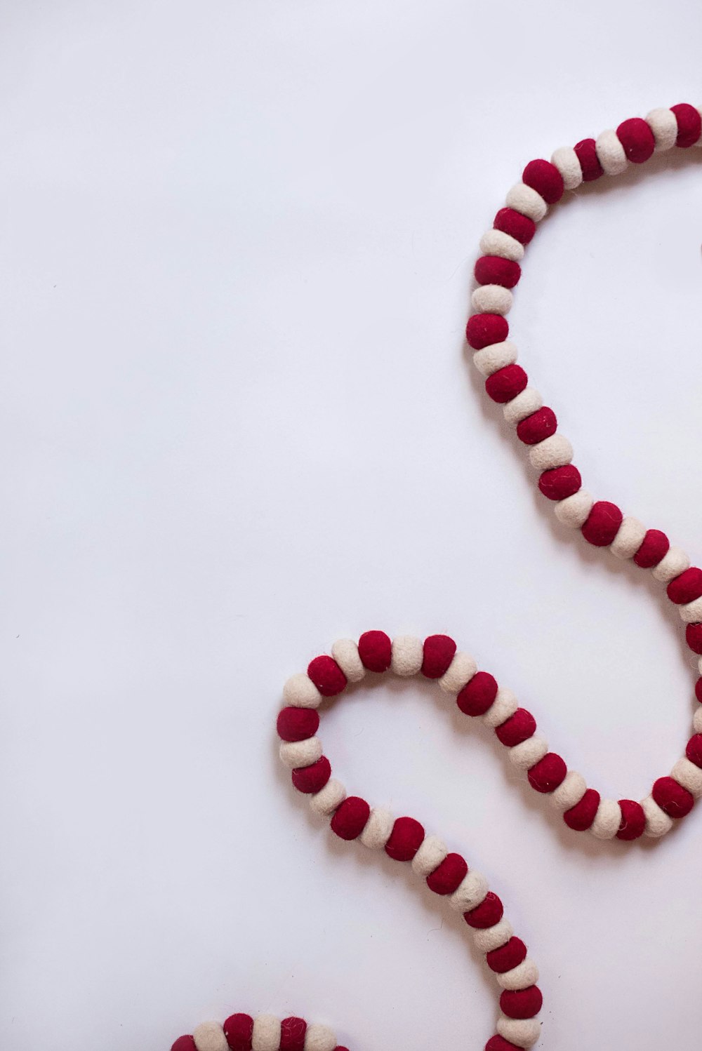 pulsera de cuentas rojas y blancas