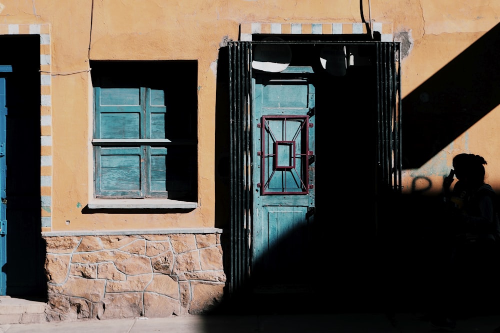 foto della casa in cemento arancione