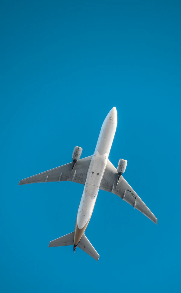 Fensterblick Flugzeug Wolken warmes Licht