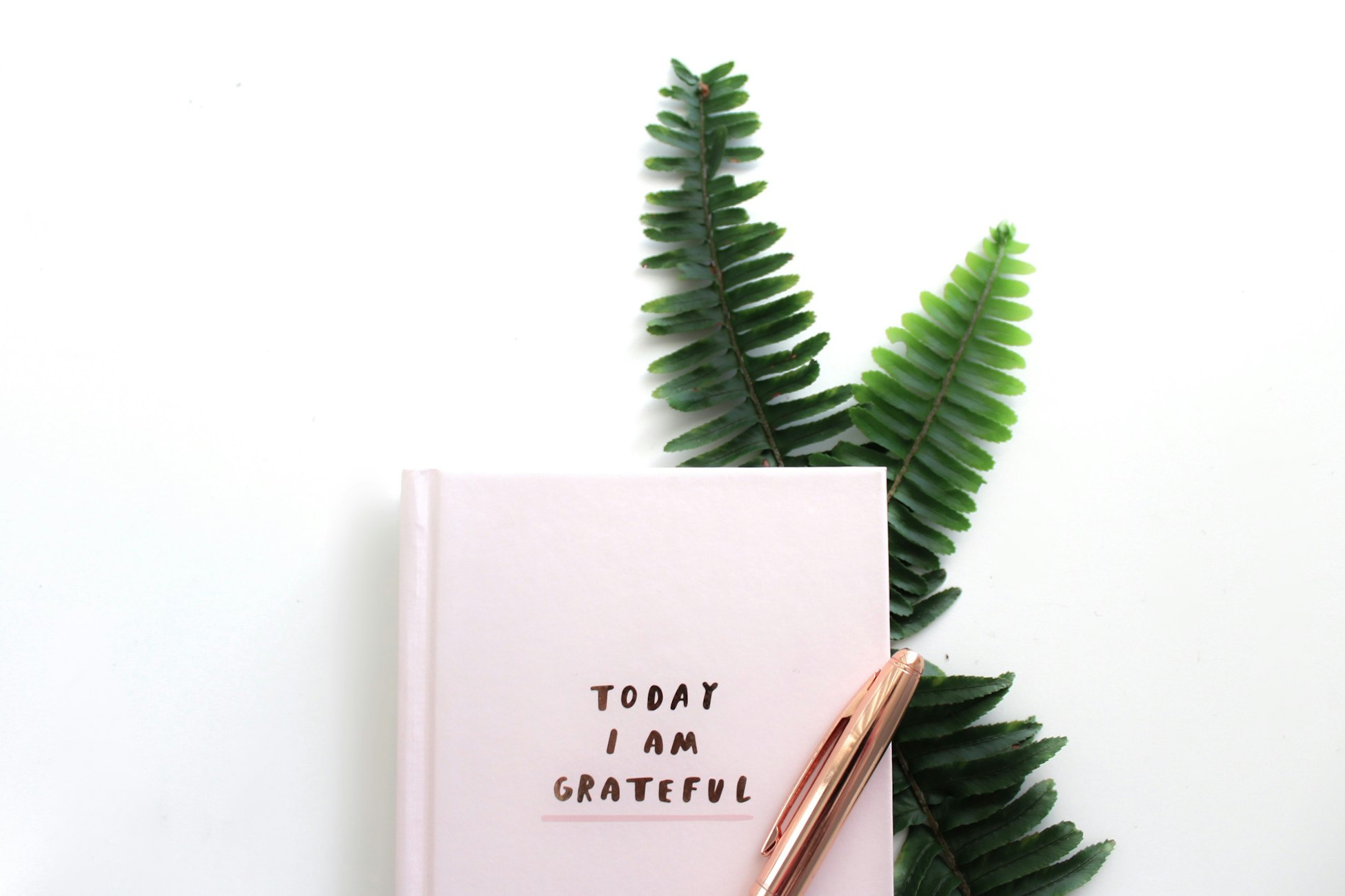 penna e quaderno con scritto "today i'm grateful"