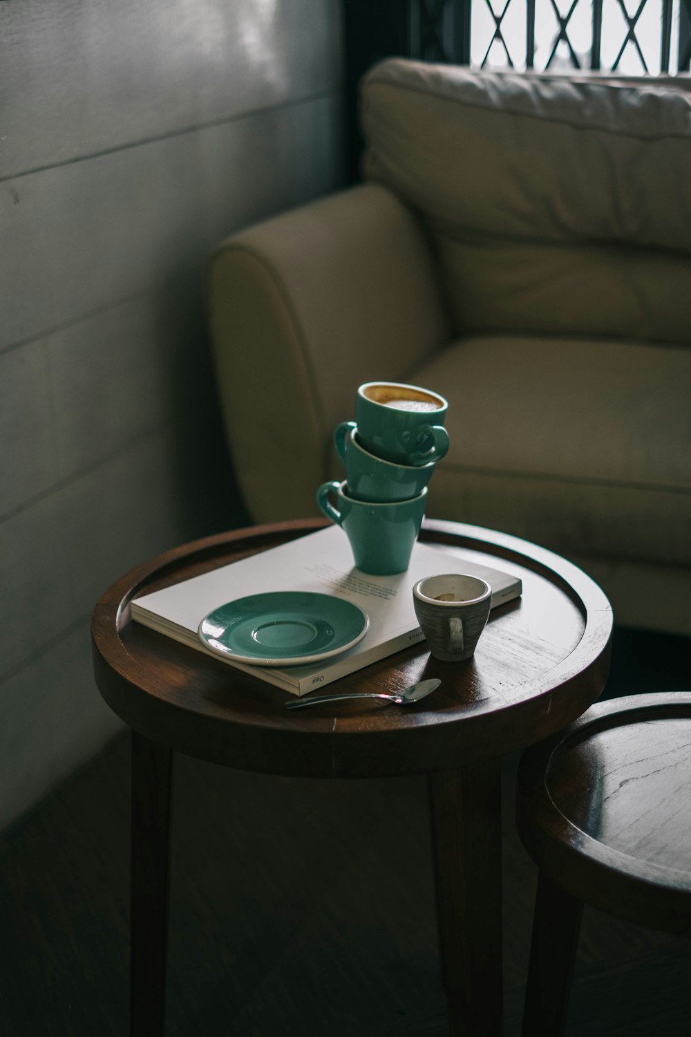 Teetassen aus blaugrüner Keramik