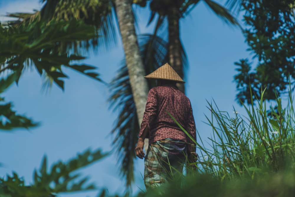 Fotografía de enfoque superficial de hombre con sombrero de mimbre