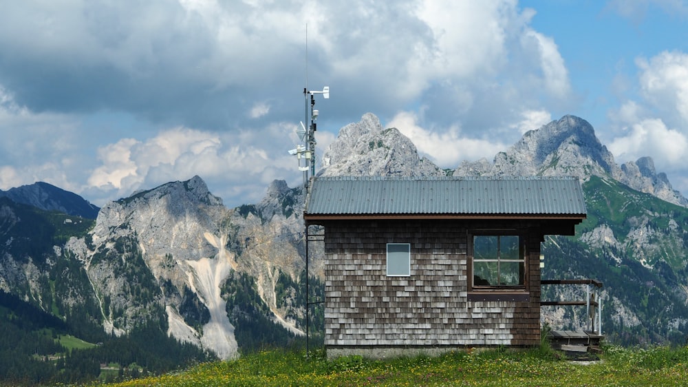 빙하 산맥을 가로지르는 갈색 집