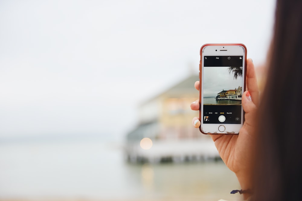 personne prenant une photo de la maison