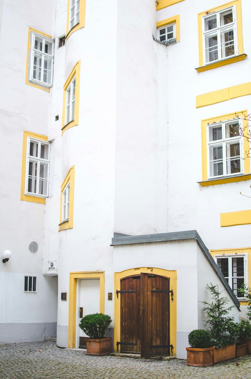 porta de madeira marrom