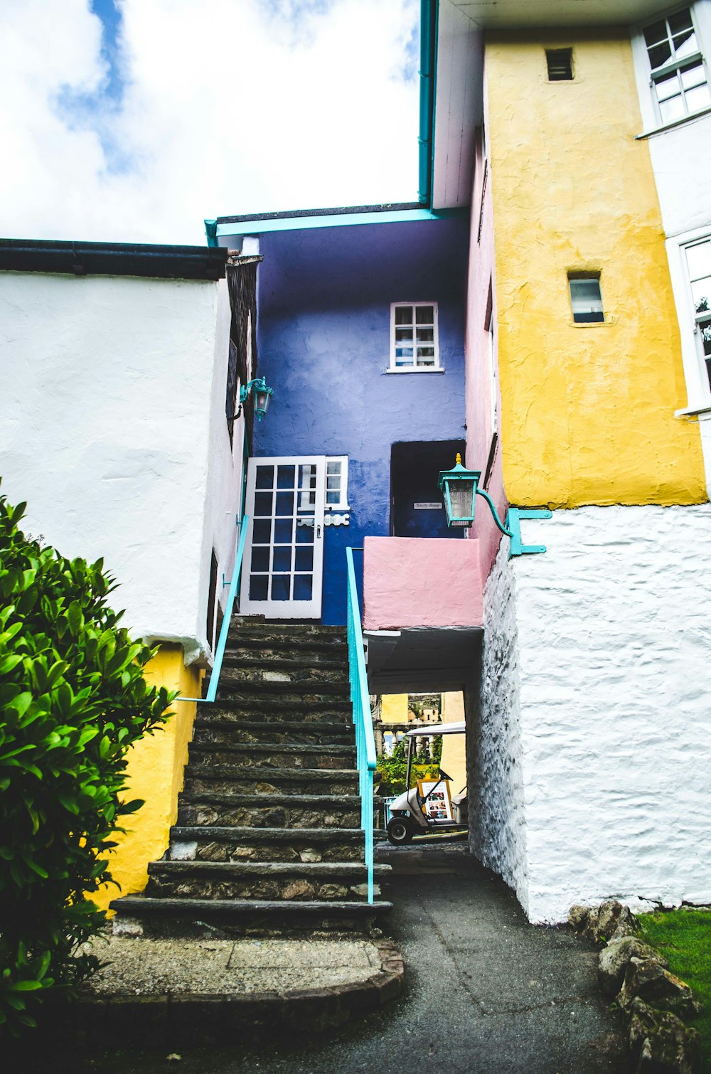 Maison en béton jaune et noir