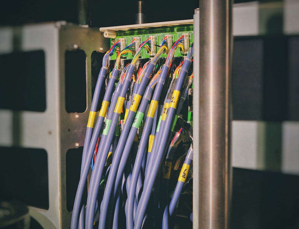 파란색 LAN 케이블이 녹색과 검은색 라우터에 연결됨