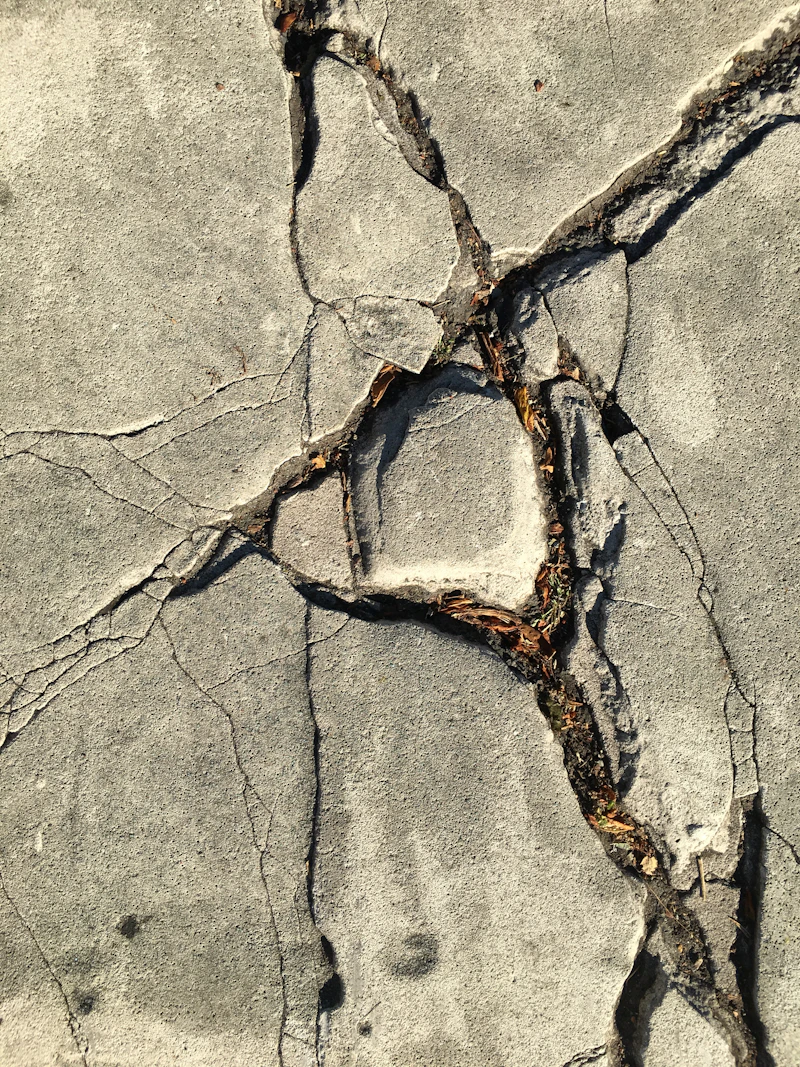 Active Leaking Cracks