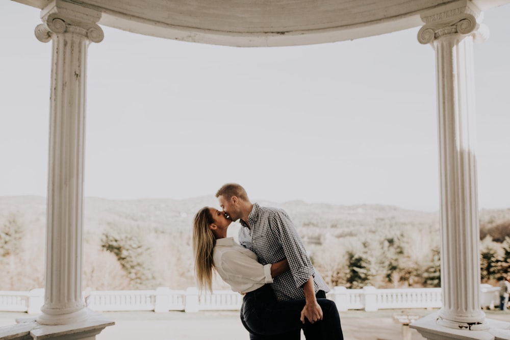 Mann und Frau küssen sich unter dem Pavillon
