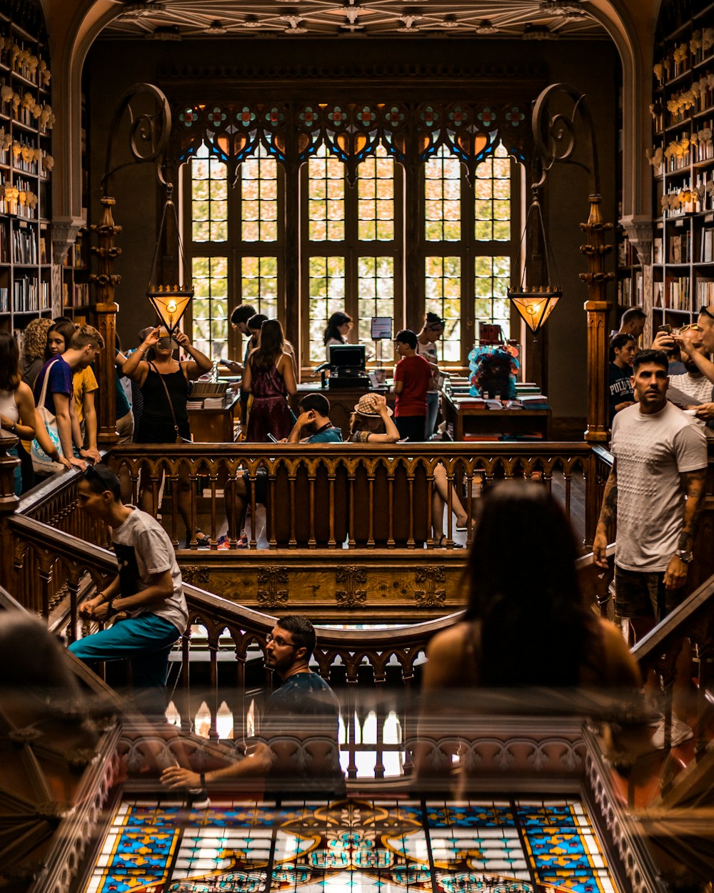 Personnes sur la bibliothèque