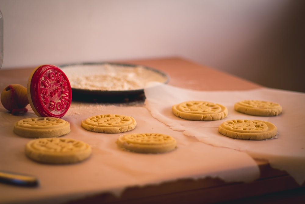 biscoitos assados fotografia com pouca luz