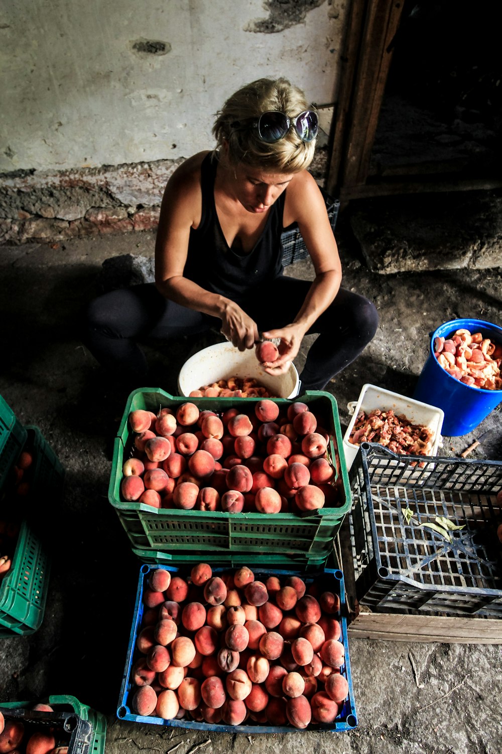 mulher descascando frutas