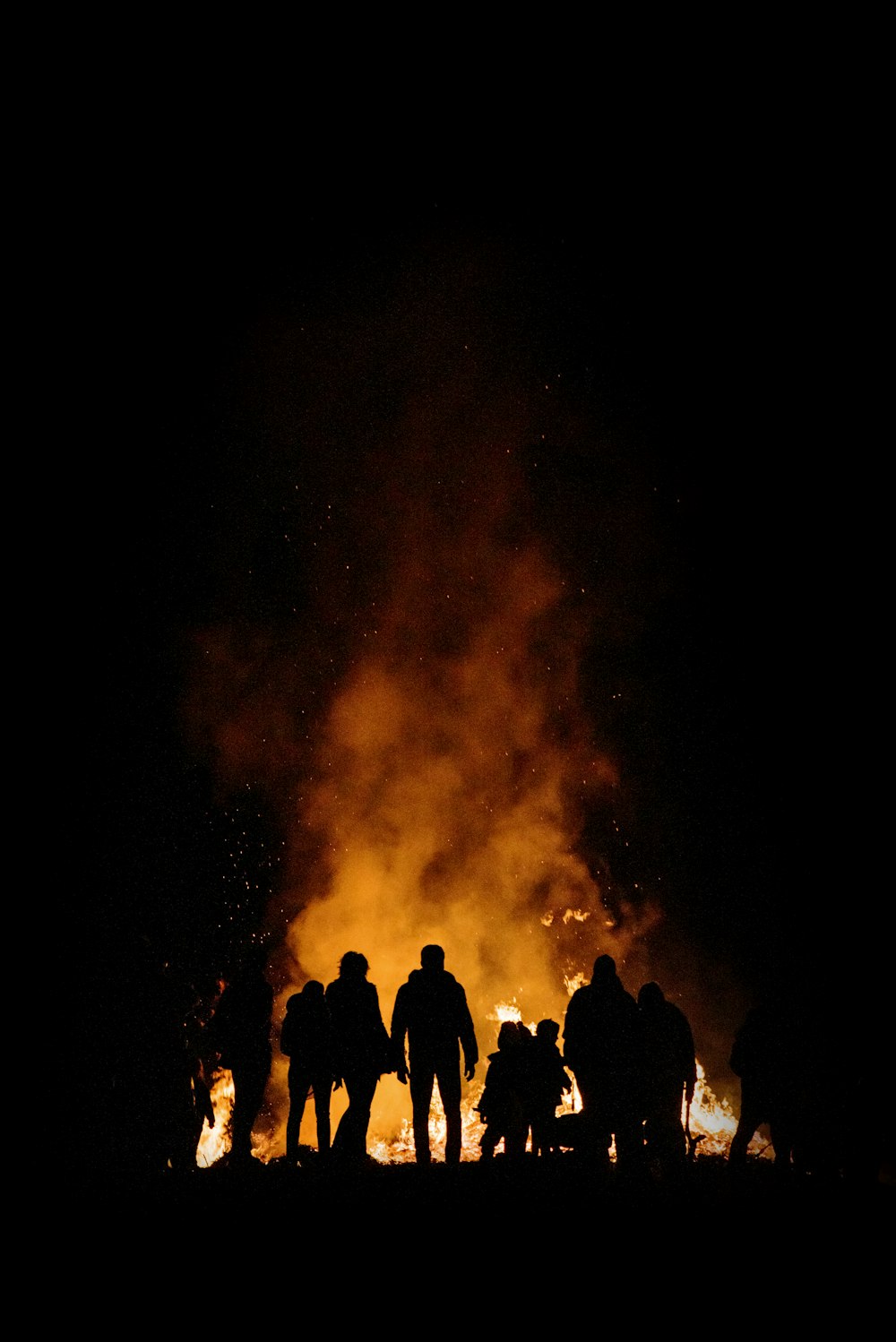 Feu de joie entouré de gens