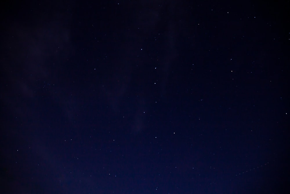 Un ciel nocturne avec des étoiles et quelques nuages